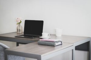 在宅転職で残業が少ない企業はどこ？